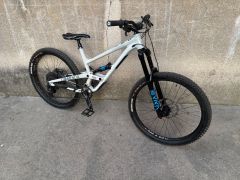 Commencal clash