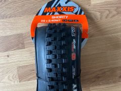 Maxxis Shorty 29x2.40&quot; WT DH 3C MaxxGrip plášť, TR