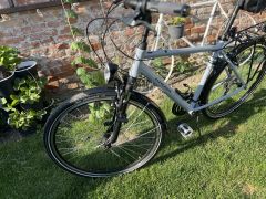 Trekingový bicykel 28&quot; Kross Trans 1.0 sivo-čierny matný hliníkový 21”