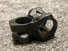 Predstavec Reverse Black one D2