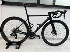 Isaac Element Crystal Black Disc 2022,  Sram Force Axs,  Špičkový závodný bicykel