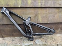 Rám cube two 15 hpc slt carbon n black