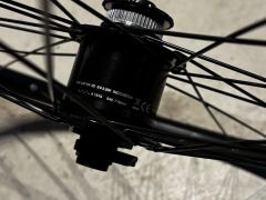 Predné 28 koleso s dynamo nábojom Shimano XT