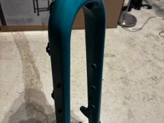 Pevná karbónová vidlica na gravel/bikepacking bike 28