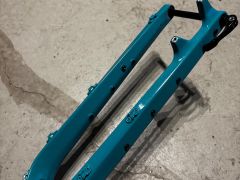 Pevná karbónová vidlica na gravel/bikepacking bike 28