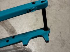 Pevná karbónová vidlica na gravel/bikepacking bike 28