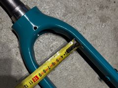 Pevná karbónová vidlica na gravel/bikepacking bike 28