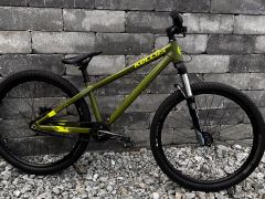 Málo používaný dirt bicykel kellys whip 30