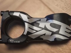 Představec Race Face Chester 31,8 mm, délka 70 mm, 8 st.