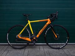 Predam cestny karbonovy elektro bicykel v dobrom stave Orbea Gain M30 Road E bike Orange / Yellow.