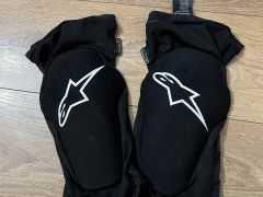 Alpinestars Paragon Plus chrániče kolien čierne/ biele