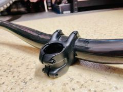Nové Bontrager Line Pro Carbon 35 15mm Rise
