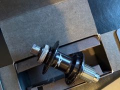 Shimano Deore XT Fh-M8110 zadný náboj, 12x142 mm, 32 dier, Center Lock, Micro Spline