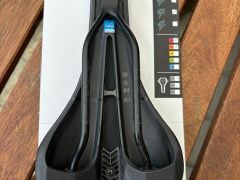 Karbonove sedlo PRO turnix