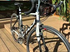 Predám cestny karbónovy bicykel Fuji