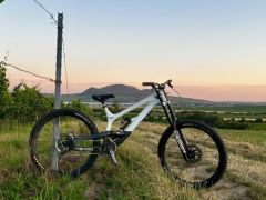 Prodám sjezdové kolo YT Tues 27.5 CF Pro Race 2019