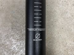 Hliníková sedlovka Specialized 30,9 mm