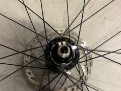 Kolesa Specialized Axis Sport Dynamo SON Delux 12