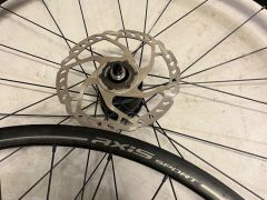 Kolesa Specialized Axis Sport Dynamo SON Delux 12