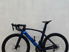 Trek Madone. SL7 Deep Dark Blue 2022