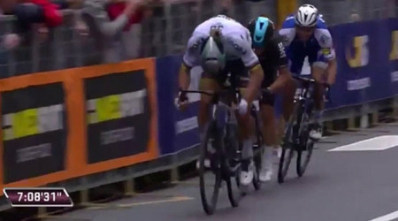 Video: Na klasike Mil&aacute;no-San Remo Sagan vyprovokoval &uacute;tok, roztrhal pelot&oacute;n aj začal fini&scaron;