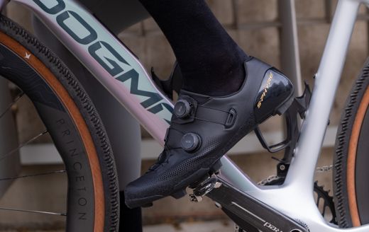 Nov&yacute; kr&aacute;ľ tretier do ter&eacute;nu? Shimano SH-RX910 bud&uacute; gravel cyklistom z&aacute;vidieť