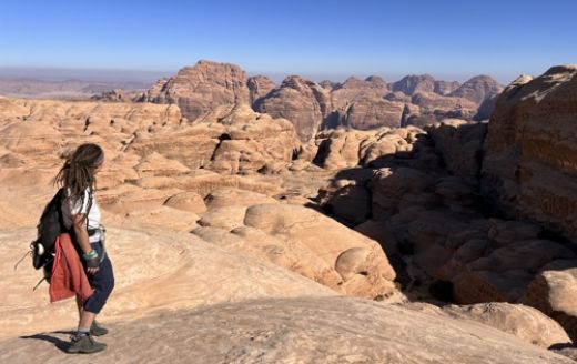 Wadi Rum - lezenie na pieskovcov&yacute;ch vežiach uprostred p&uacute;&scaron;te v Jord&aacute;nsku