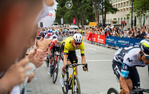 &Scaron;tart Giro d&rsquo;Italia 2025 v Alb&aacute;nsku: Prv&eacute; etapy očami fan&uacute;&scaron;ika
