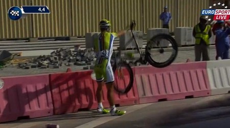 Frustrovan&yacute; Sagan hodil bicykel o zem po p&aacute;de na pretekoch Okolo Dubaja