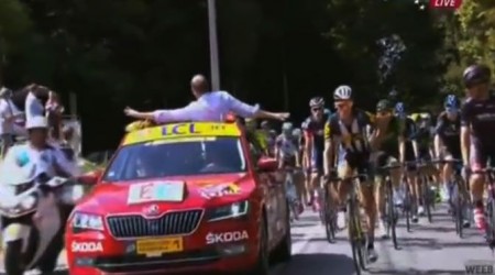 Hrôzostrašný pád v pondelkovej 3. etape Tour de France, kvôli ktorému rozhodcovia dokonca dvakrát zastavili celý pelotón