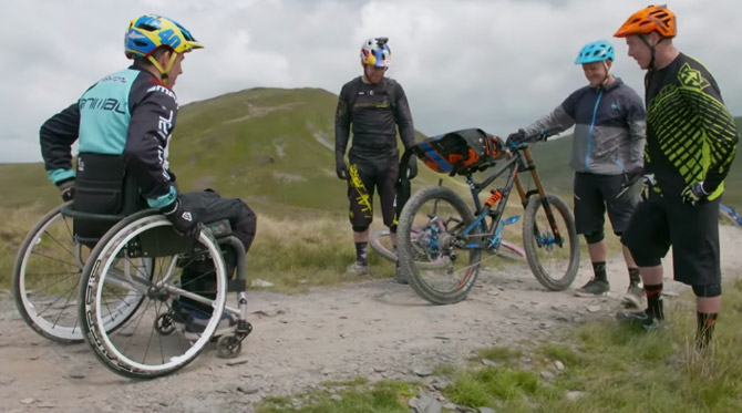 Martyn Ashton sa po nehode, pri ktorej ochrnul vr&aacute;til sp&auml;ť na bike