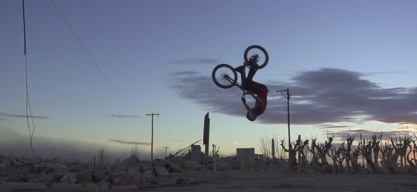 Danny MacAskill presk&uacute;mava zabudnut&eacute; a hlavne zvl&aacute;&scaron;tne mesto Epecu&eacute;n