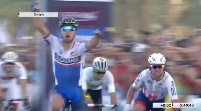 Vychutnajte si perfektn&yacute; fini&scaron;, ako Peter Sagan obh&aacute;jil titul majstra sveta