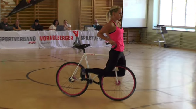 21 ročn&aacute; Nicole Fr&yacute;bortov&aacute; vie na bicykli r&ocirc;zne k&uacute;sky