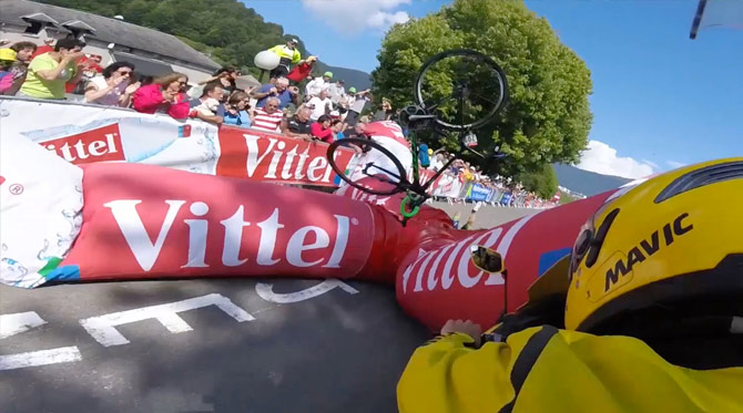 Z&aacute;ver piatkovej 7. etapy na Tour de France poznačila kuri&oacute;zna situ&aacute;cia - na jazdcov spadla nafukovacia br&aacute;na