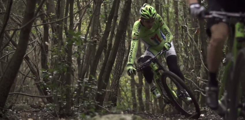 Peter Sagan na horskom bicykli predv&aacute;dza jednu par&aacute;dičku za druhou