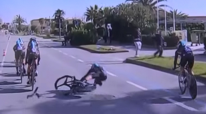 Video: Jazdcovi t&iacute;mu Sky prasklo počas časovky predn&eacute; karb&oacute;nov&eacute; koleso