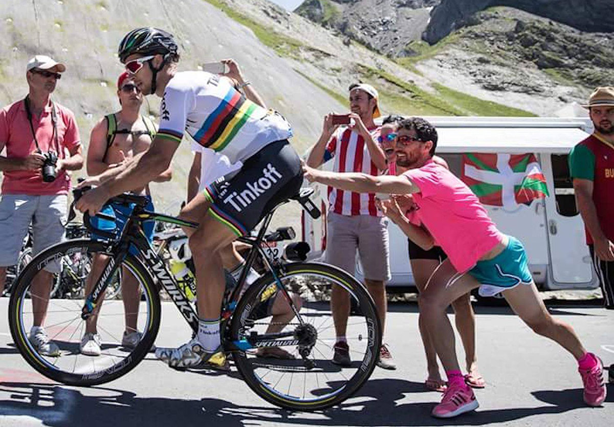 Sagan vyhral šprint a znížil stratu v boji o zelený dres, Alberto Contador odstúpil