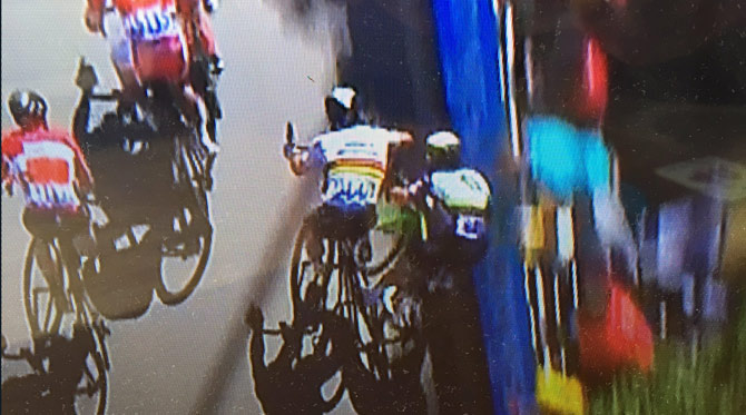Video: Sagan sa stretol v &scaron;purte s Cavendishom, pričom Cav tvrdo spadol a Sagan dostal od rozhodcov penaliz&aacute;ciu (aktualizovan&eacute; o reakcie akt&eacute;rov)