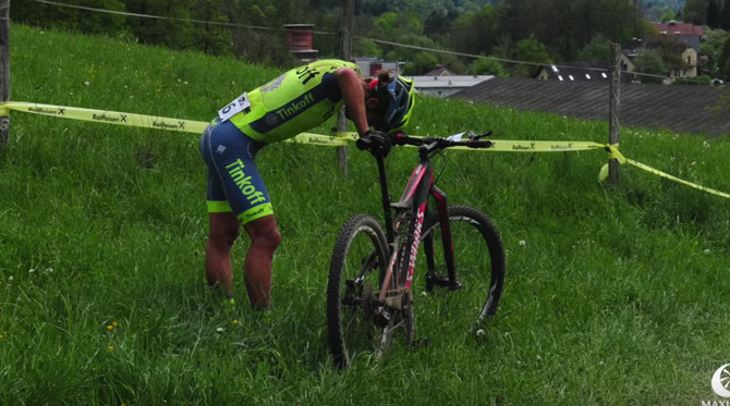 Video: Peter Sagan priamo na trati v rak&uacute;skom Grazi až po zosadnutie z biku