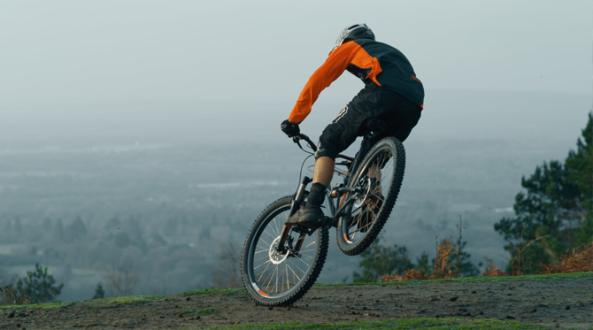 Prevedenie r&ocirc;znych MTB par&aacute;dičiek v super slow motion