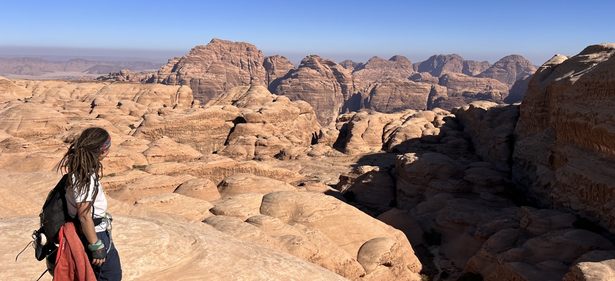 Wadi Rum - lezenie na pieskovcov&yacute;ch vežiach uprostred p&uacute;&scaron;te v Jord&aacute;nsku