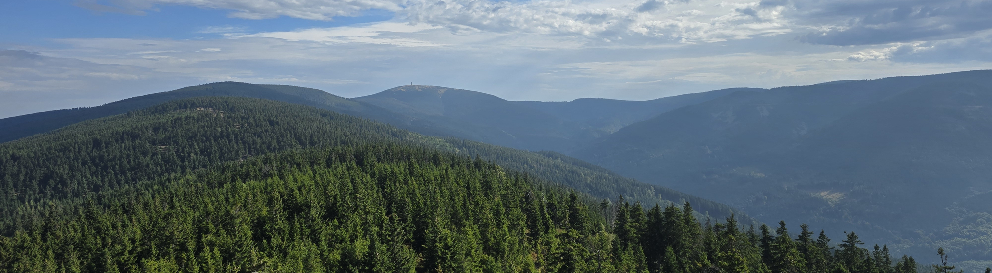 Hrebeňom Kr&aacute;lick&eacute;ho Snežn&iacute;ka okolo prameňa Moravy