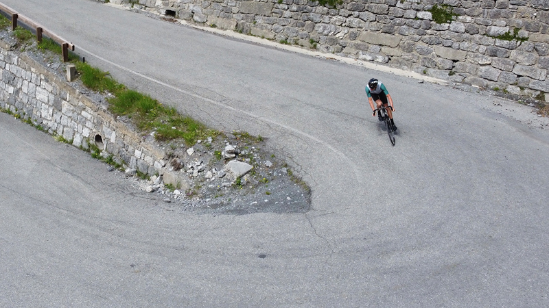 Video: Ako bezpečne zjazdovať na cestnom bicykli?
