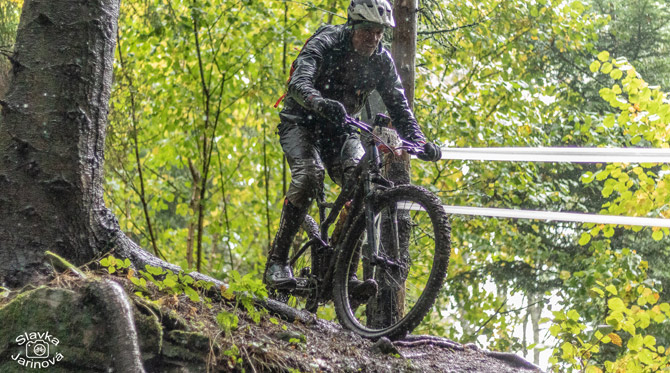 Video: Cyklostopy Fest - fin&aacute;lov&eacute; enduro na vode a snehu