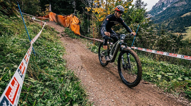Video: Ako funguje pretekanie na ebikoch - Majstrovstv&aacute; sveta elektrobicyklov