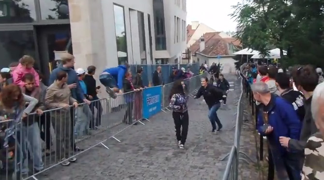 Video: Panika na mestskom zjazde v Bratislave, ktor&yacute; preru&scaron;ili v&yacute;tržn&iacute;ci