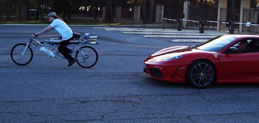 Borec s maxim&aacute;lkou 333 km/h na bajku, ktor&yacute; na &scaron;tarte trhol Ferrari rozdielom triedy