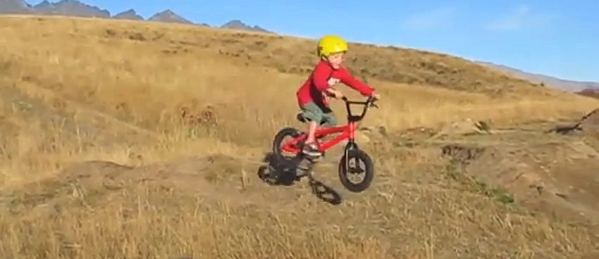 Par&aacute;dna jazda 4 ročn&yacute;ch dvojičiek na BMX