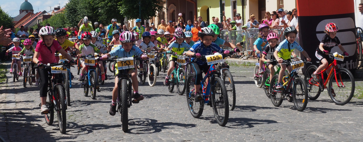 Detská tour Petra Sagana 6. kolo – cyklisti na hrade